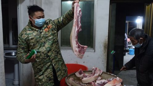 舅舅家杀过年猪，一整头猪拿来熏腊肉，小韩名义去帮忙实际去吃肉