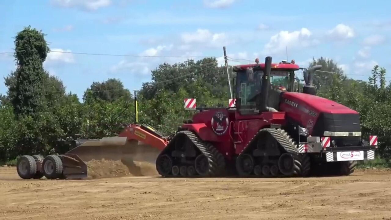 凯斯quadtrac 450拖拉机带montefiori roma 700平地机做地面平整作业!
