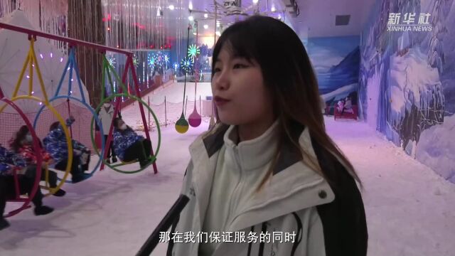 陕西华山“冰雪世界”游客人数持续增加