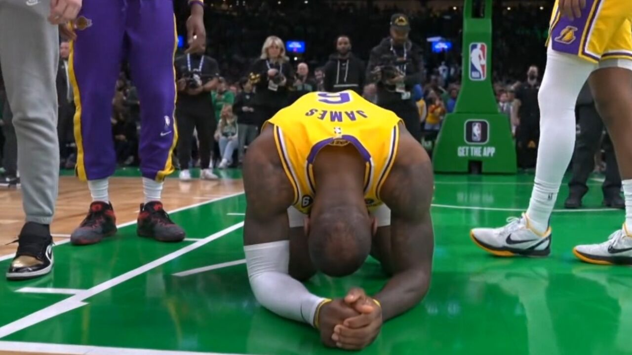 詹姆斯绝杀上篮被犯规遭裁判无视!加时输球垂头丧气第一时间离场