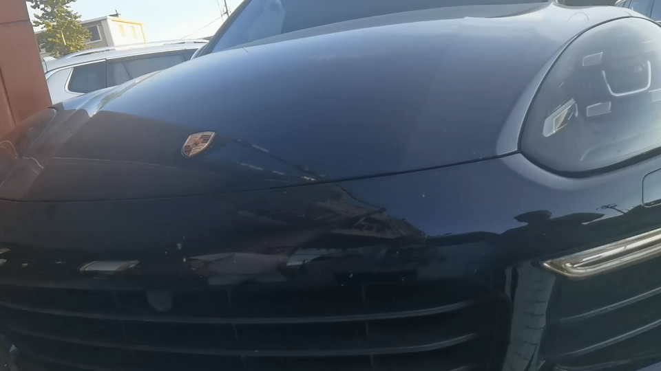 "帮挪车"引发离奇事故 外地游客保时捷遭剐蹭