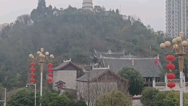 贵州安顺西秀区若飞广场,举办元宵节猜灯谜活动.市民踊跃参与.