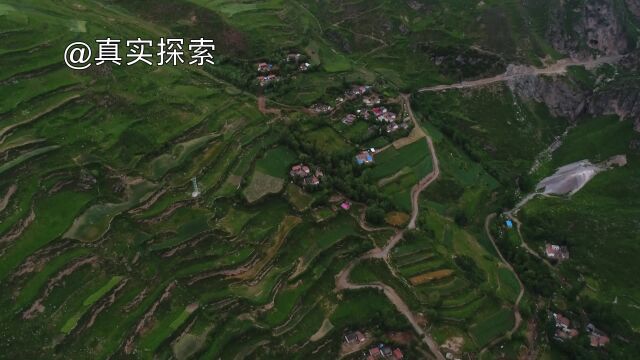 航拍大秦岭10:梯田下的村庄,甘肃陇南市宕昌县车拉乡牙走东沟村