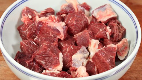炖牛肉时，切记不要直接下锅炖，教你一招，牛肉软烂入味不腥不柴