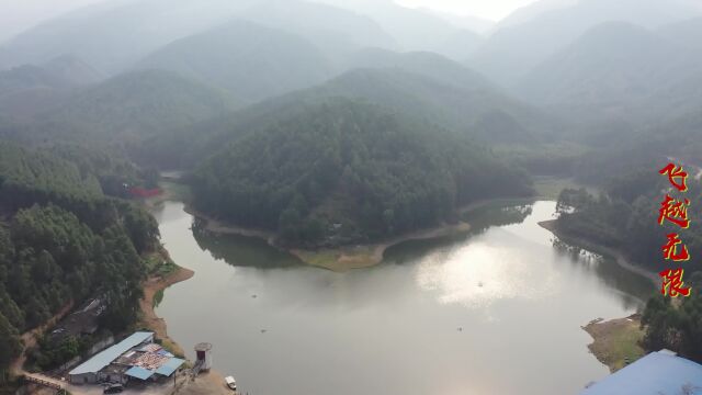 广西贵港山区水库里的上格好地,左右相互的山形真是非常少见