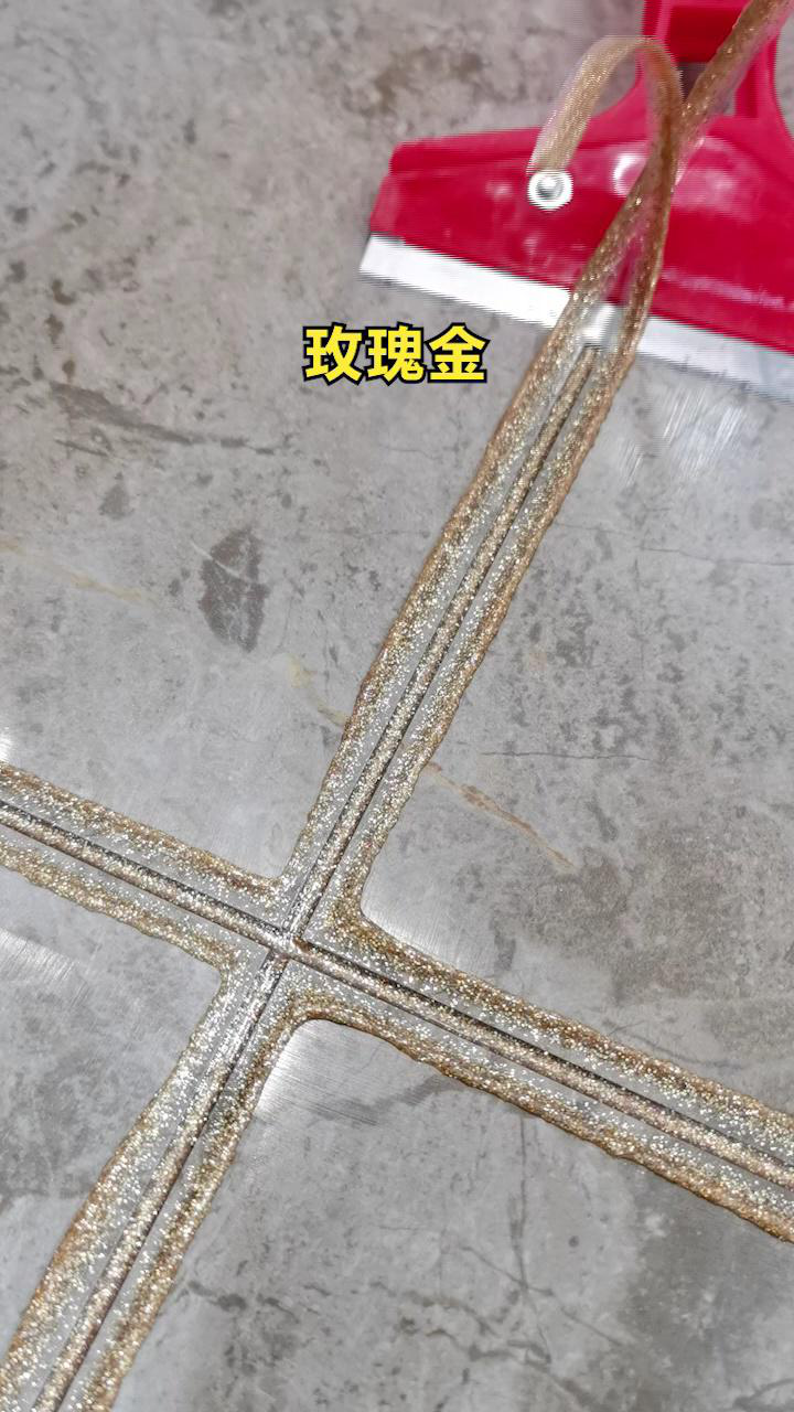 灰色花纹瓷砖搭配玫瑰金美缝