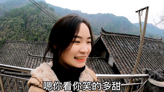 苗家阿妹介绍苗家木房子