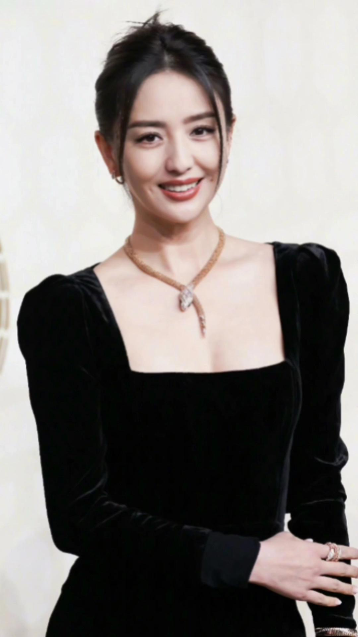 佟丽娅黑色丝绒长裙,尽显曼妙身姿,越来越贵气十足