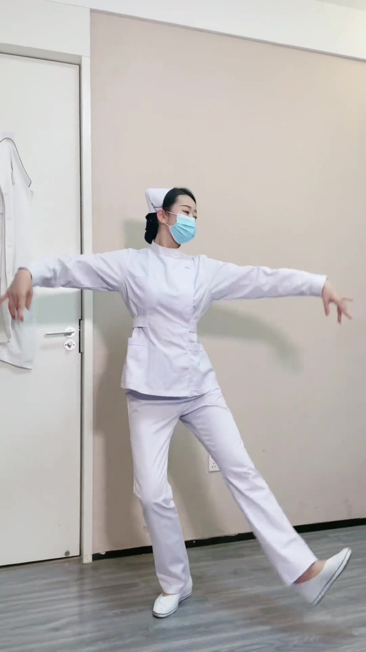 你是自由如飞的少年,比梦还遥远 #护士跳舞