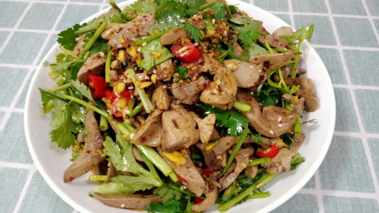 鸡肝别在爆炒了,大厨教你做个凉拌麻辣鸡肝,麻辣过瘾又下饭