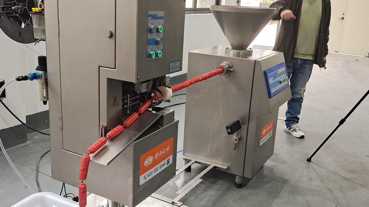 四川门店常用的灌火腿肠和打铝扣一起的机器,操作简单速度快捷