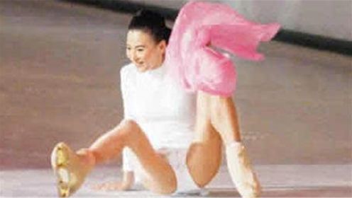 张柏芝表演花式溜冰，不惧场合玩走光，是不慎跌倒还是暴露本性？