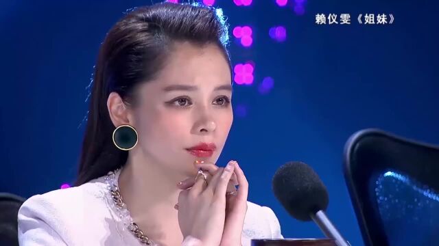 小姐姐歌唱一曲《姐妹》,现场热歌辣舞,众人看得心潮澎湃