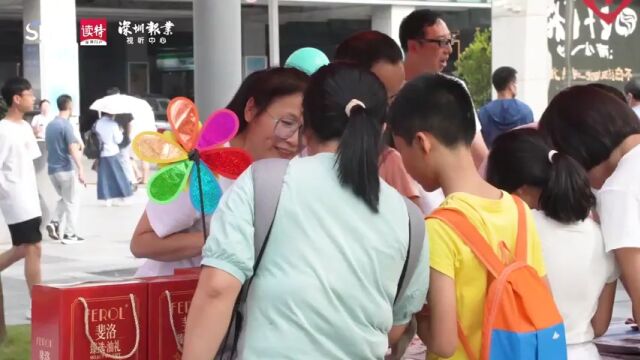 深圳报业发行公司举行“小手拉大手”卖报活动