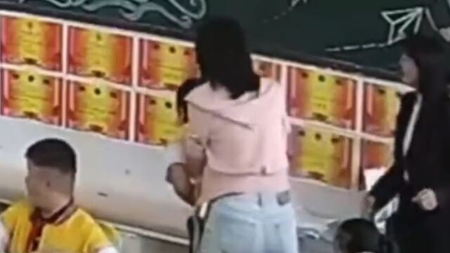 小学生上课玩圆珠笔,吞下零件呼吸困难,老师海姆立克法施救