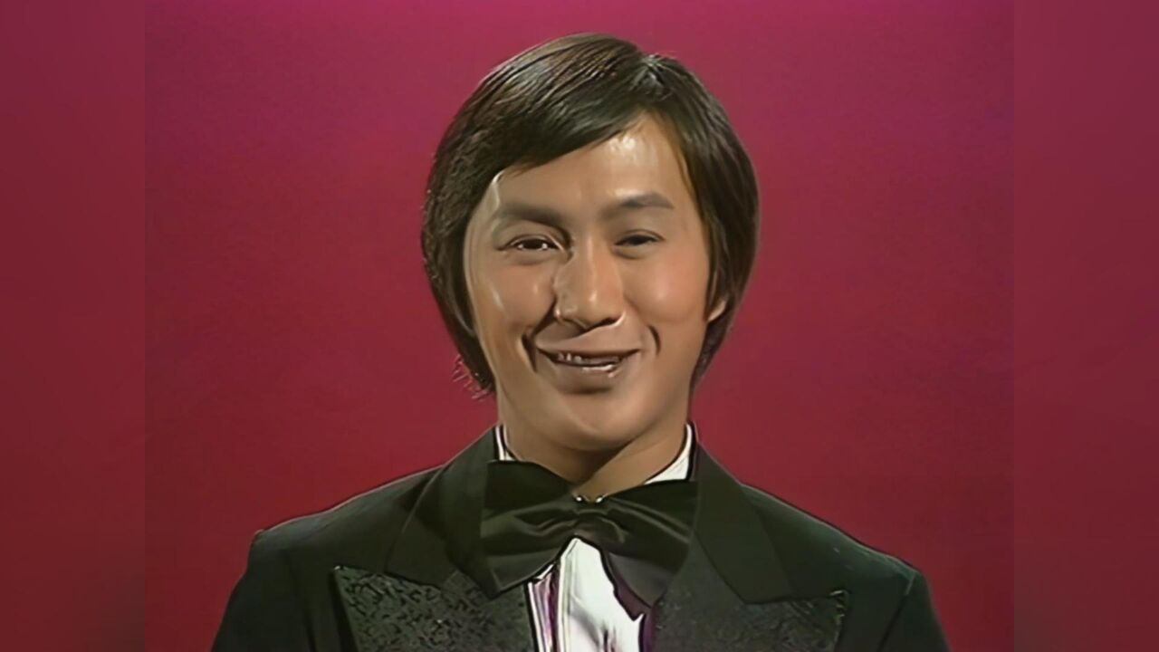 许冠杰四十多年前视频,喇叭裤,格子衫太有年代感