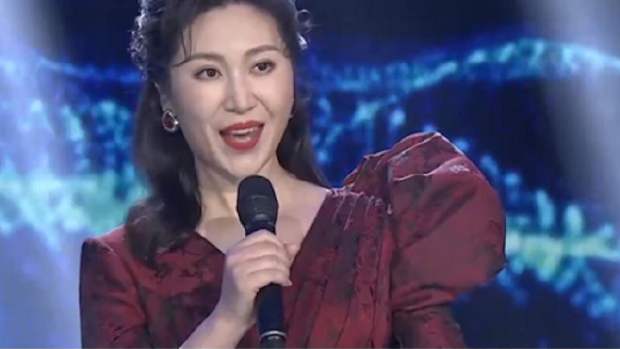 伊泓远深情演唱《万泉河水清又清》,声音甜美,歌声令人陶醉