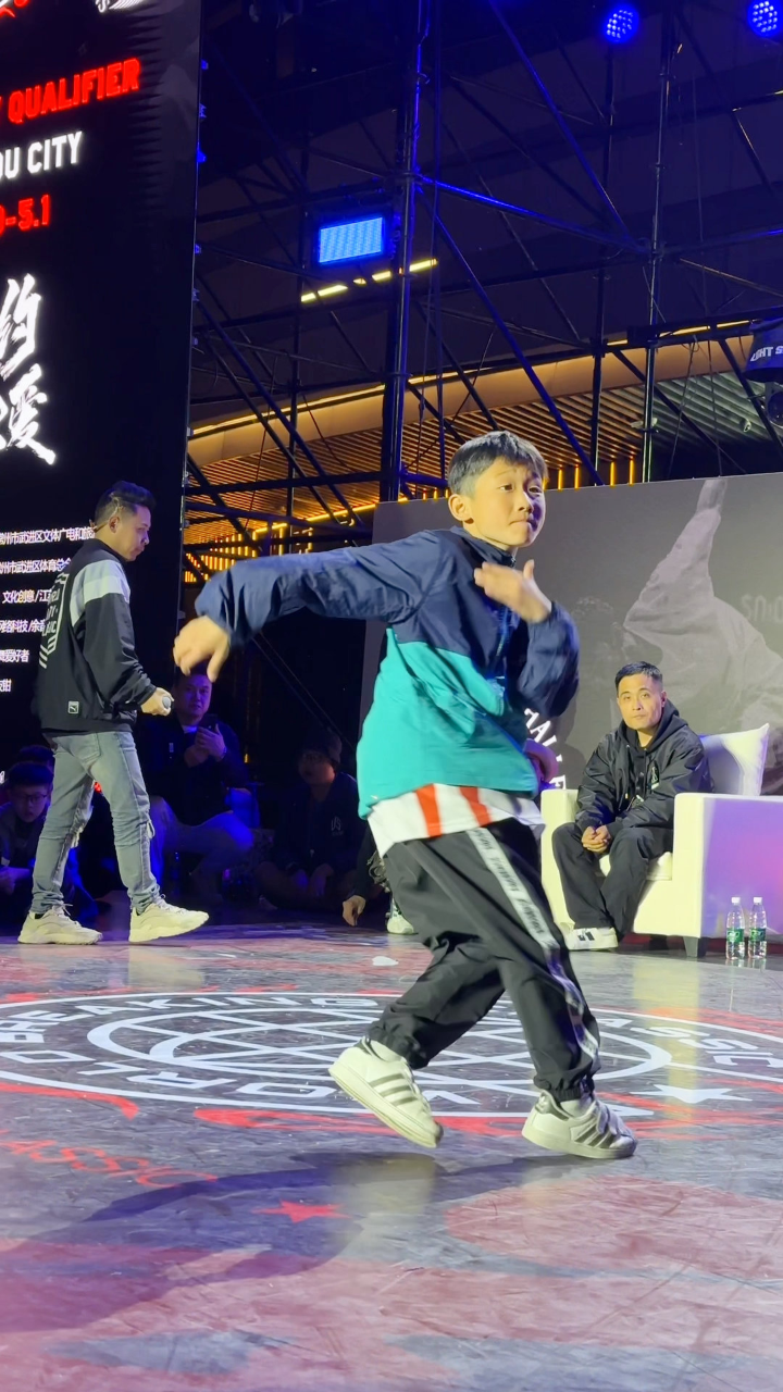 现在的小孩子跳舞太厉害了,九岁街舞神童一套动作秒杀全场!为他点个赞