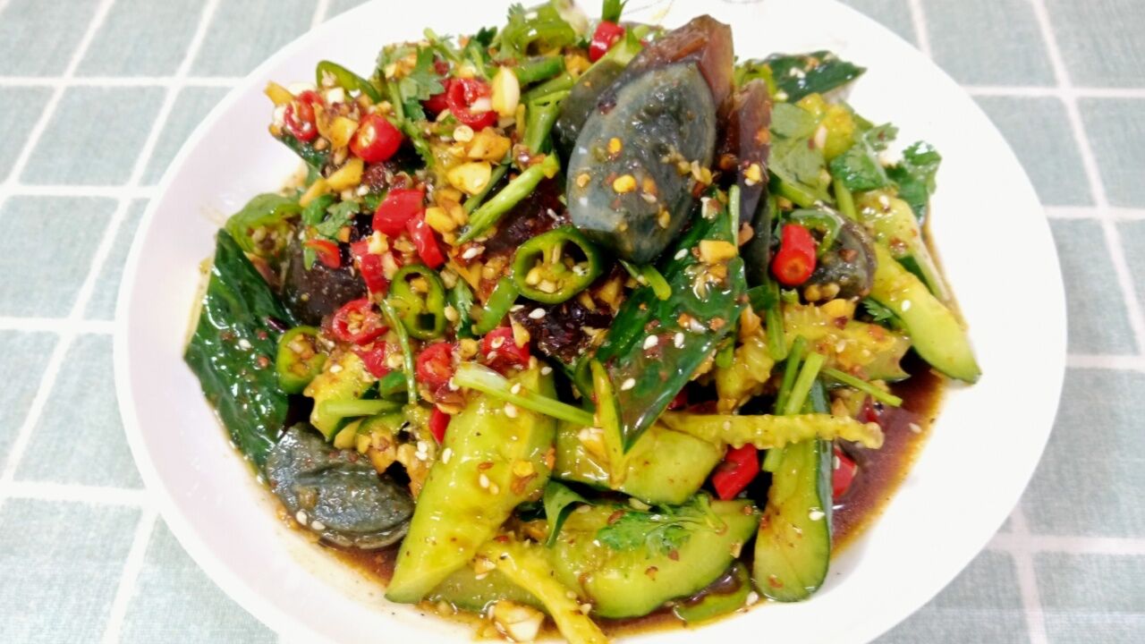 吃瘦不饿瘦"皮蛋拌黄瓜"清爽鲜嫩又多汁,最爱的下饭菜@减脂餐