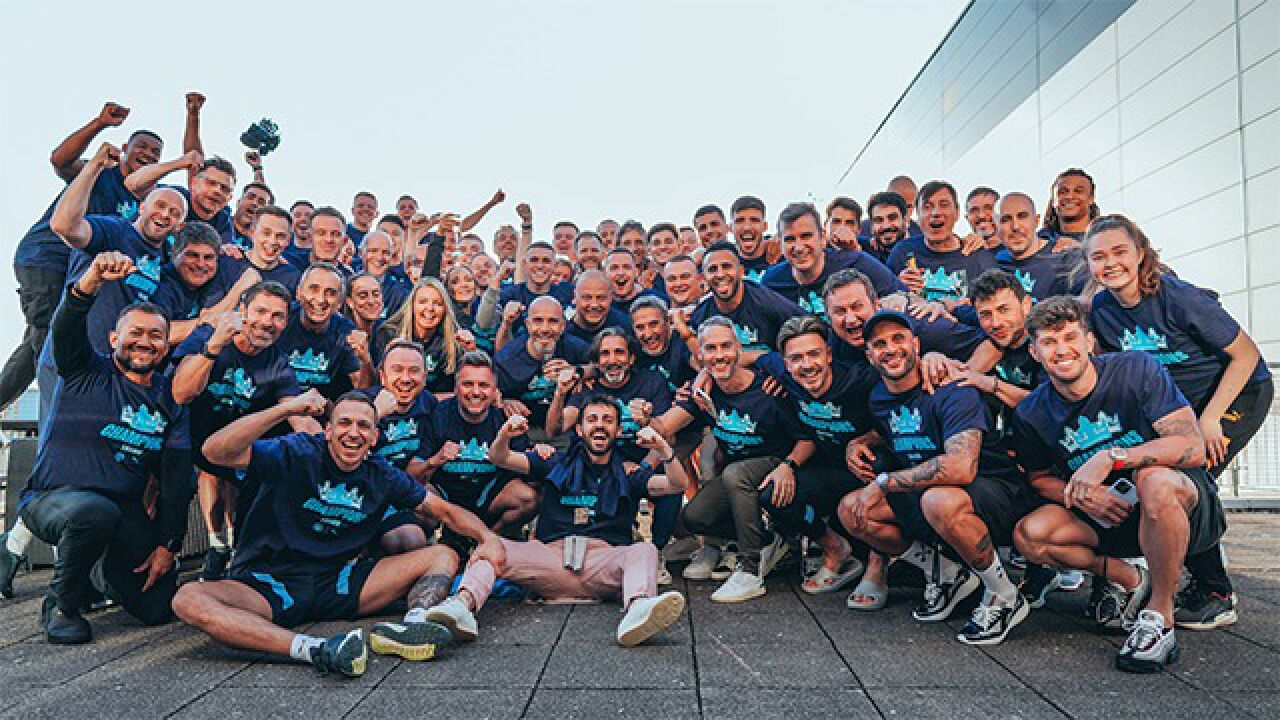 曼城提前三轮夺得英超冠军:三连冠 六年五冠,球队官方晒全队大合照