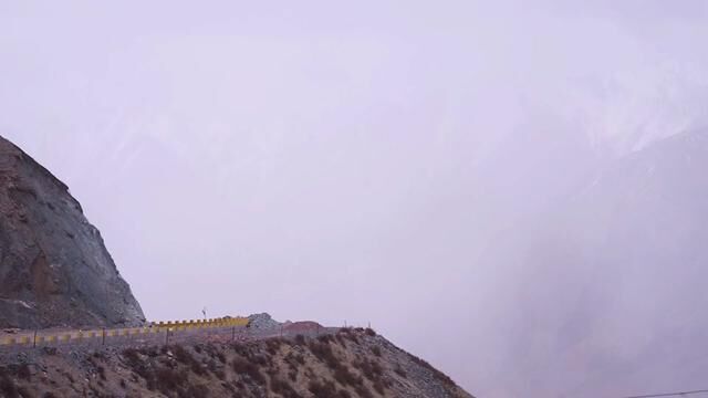 带你翻山越岭,带你走进戈壁草原#雪山 #最美的风景在路上