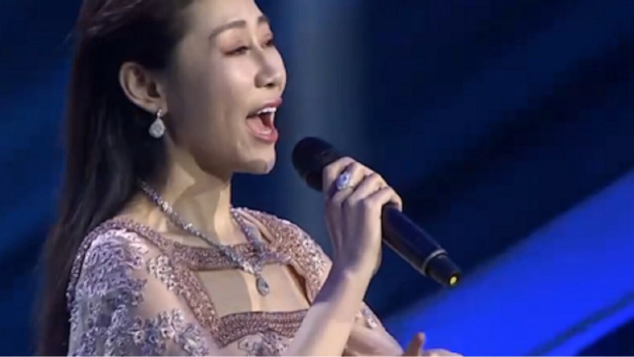 曲康宁动情演唱《月光下的诉说》,人美歌甜,百听不厌