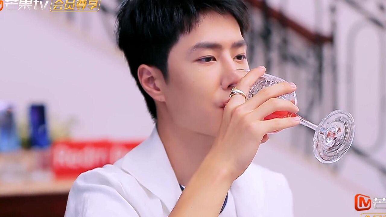 前方高能!王一博吃东西合集,这孩子吃啥都很好吃的样子!