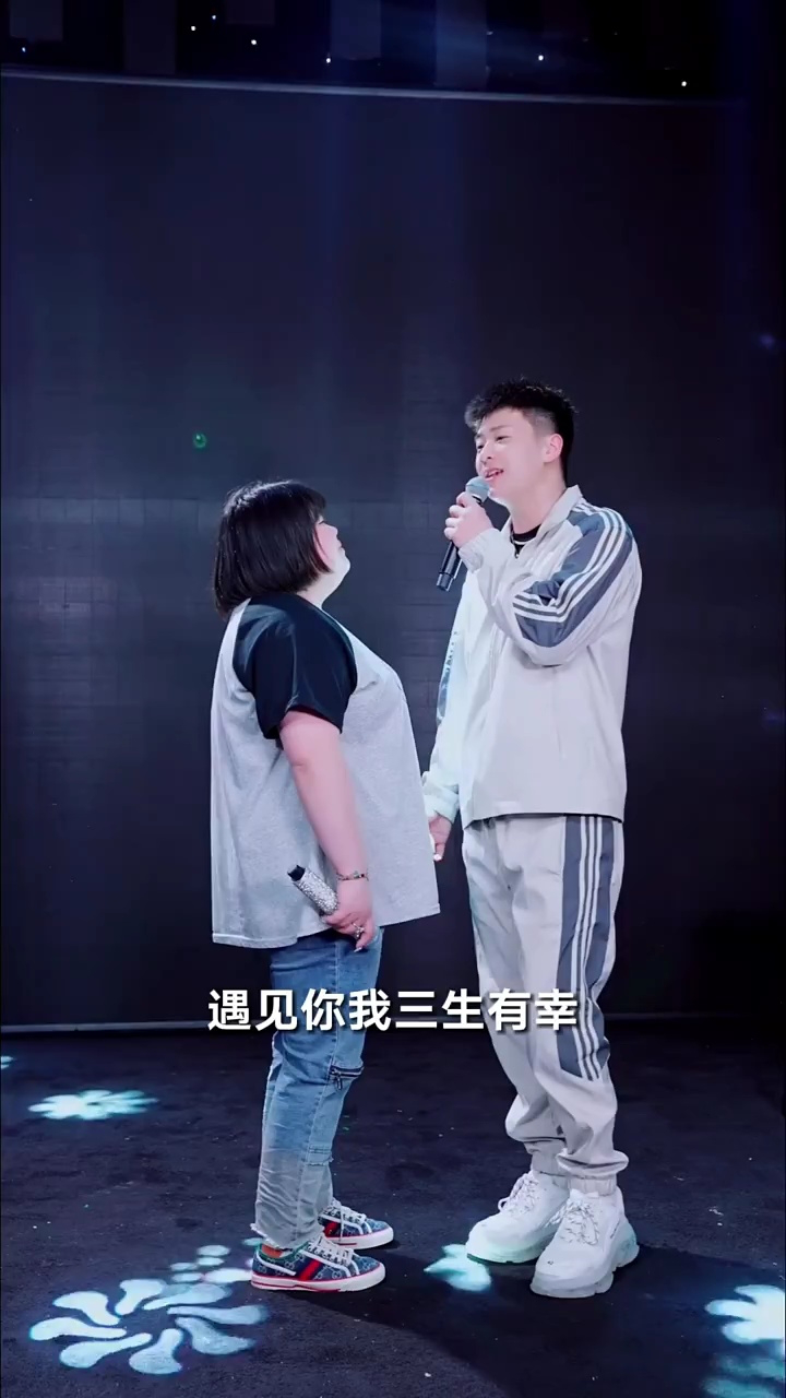 大萌这首新歌真的很不错哦 大萌白小白 #爱你进行曲  白小白6月8号破