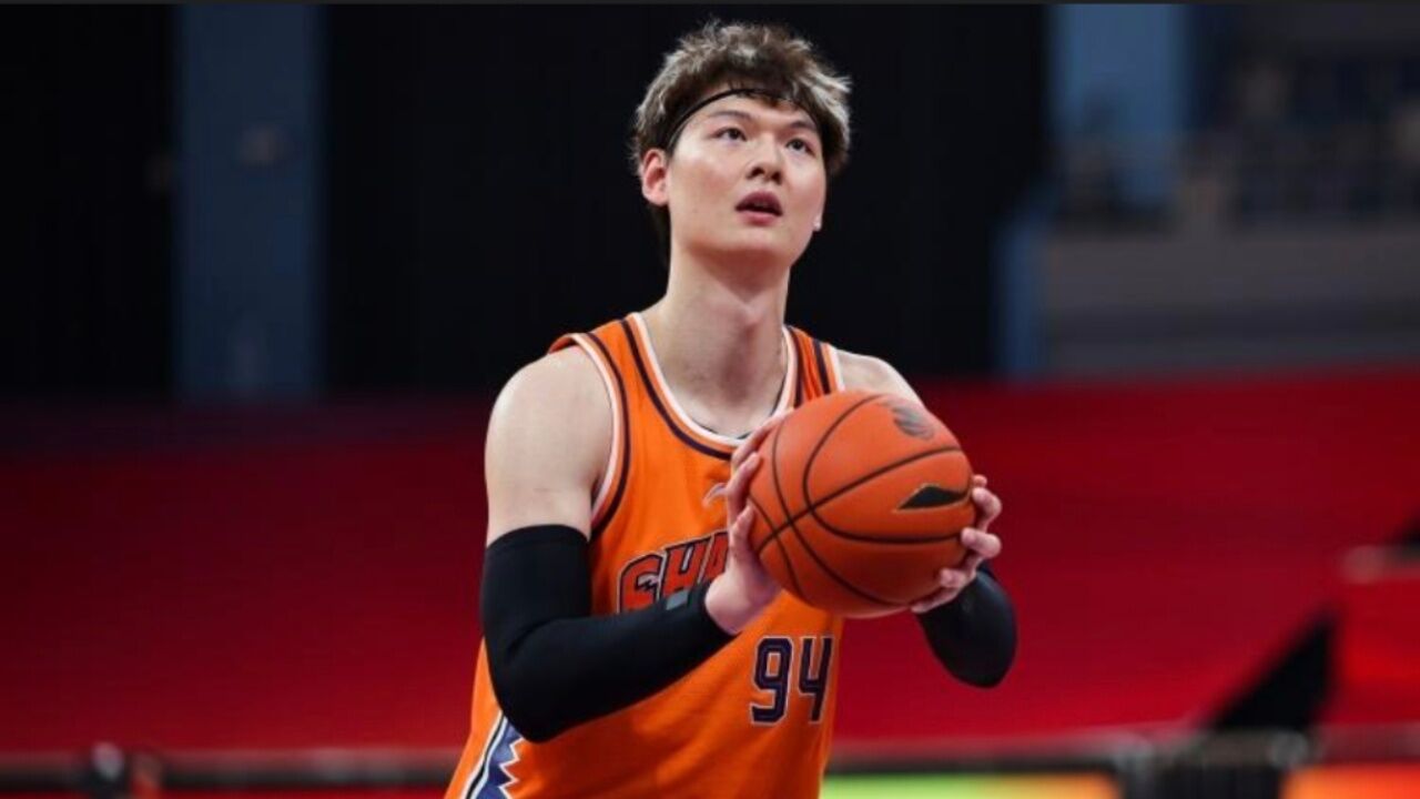 王哲林13分12板,里程碑之夜伤退离场!上海开局1胜3负后遭遇重创