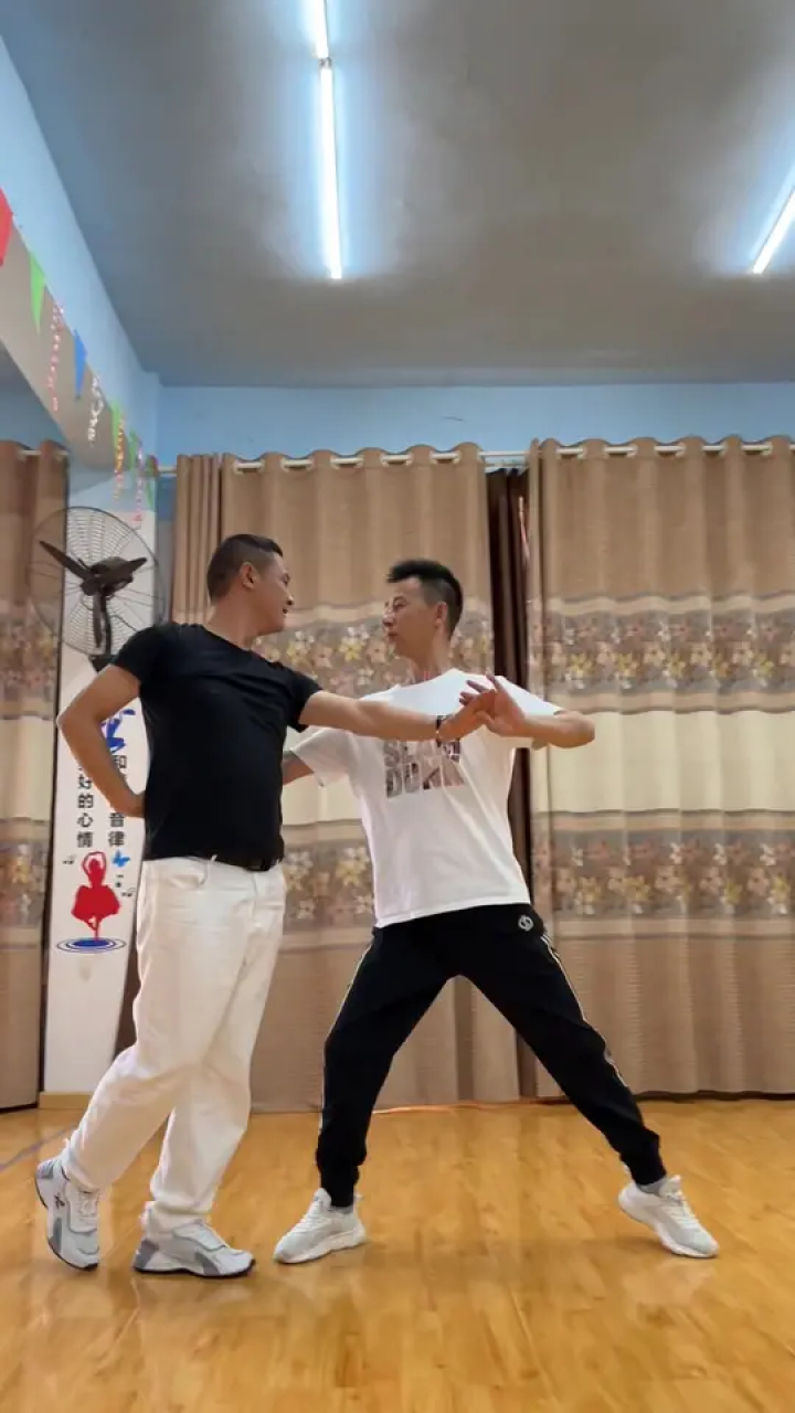 《北京平四》双人舞#交谊舞#广场舞万爱千恩父爱如山#我长大了,父亲却