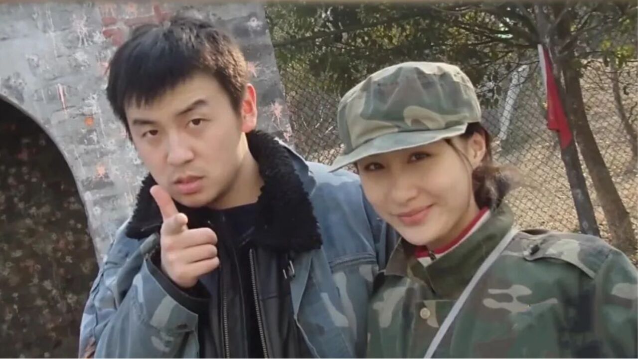 雷佳音带老婆现身高铁站,胡子拉碴放飞自我,夫妻俩吃快餐好节俭