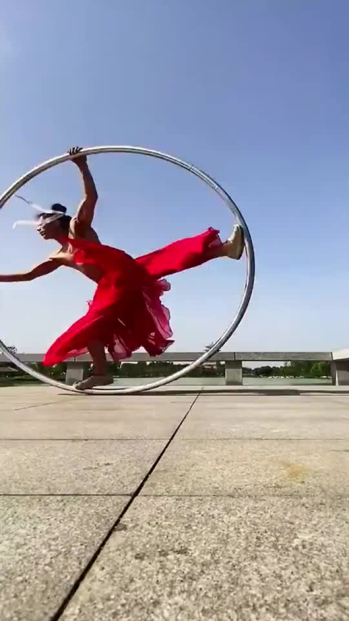高手在民间,男子公园表演环舞,简直太帅了!