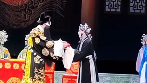 河南豫剧院一团“2023年中原文化大舞台”鹤壁站展演，优秀青年演员李娜、张胜伟再次唱响经典名剧《包青天》。