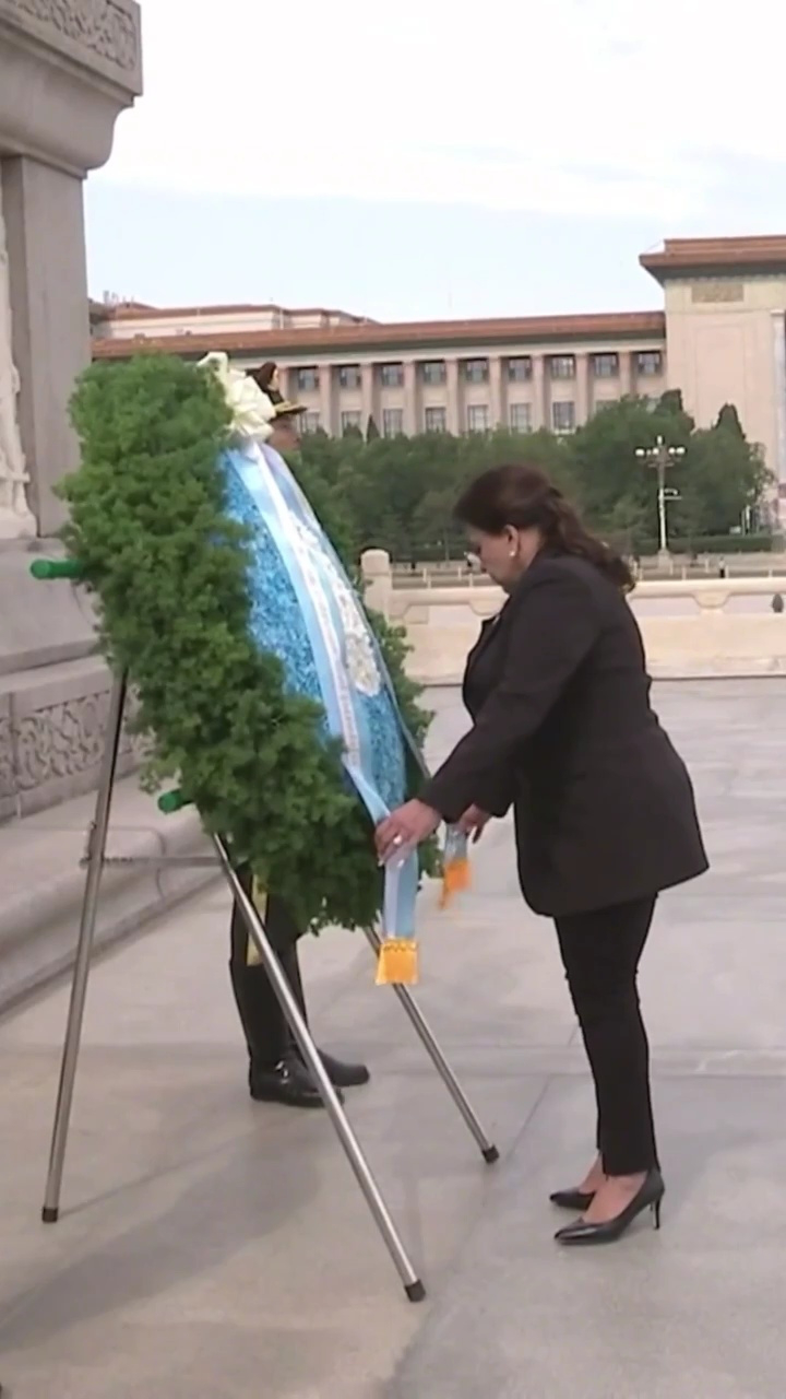 洪都拉斯总统卡斯特罗向人民英雄纪念碑敬献花圈