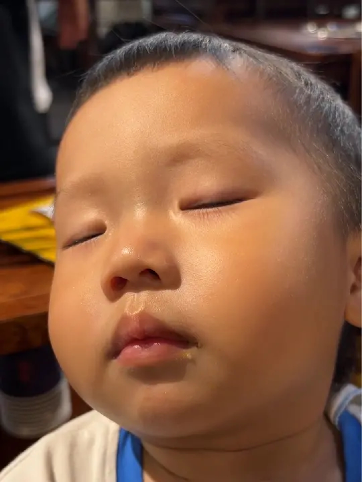 #打瞌睡的宝宝#困意来袭兄弟你玩累了_腾讯视频
