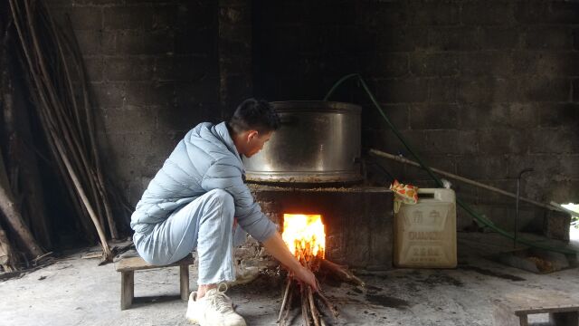 壮乡传统酿酒工艺,大米自然发酵两个月,蒸馏出来的酒又香又甜