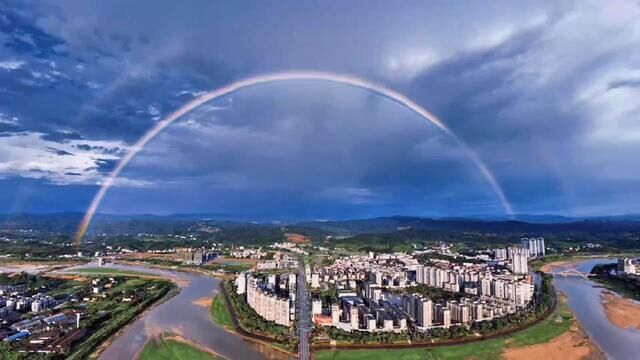 遇见美好,#雨后彩虹 喜欢这座双彩虹桥的点赞收藏吧,万事胜意,美好就在明天!