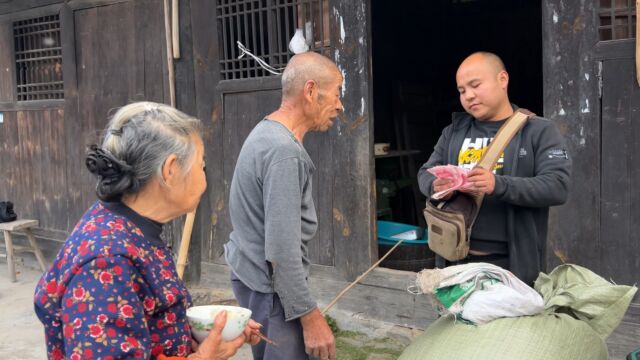 农村一对80岁老人,捡到103斤茶籽,太值钱舍不得吃全卖掉