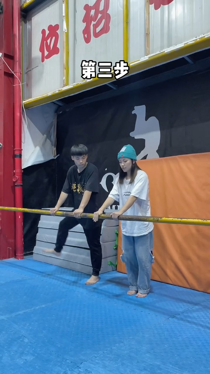 后来我想了一下,这好像不是东莞仔,是成龙翻栏杆爱用的动作