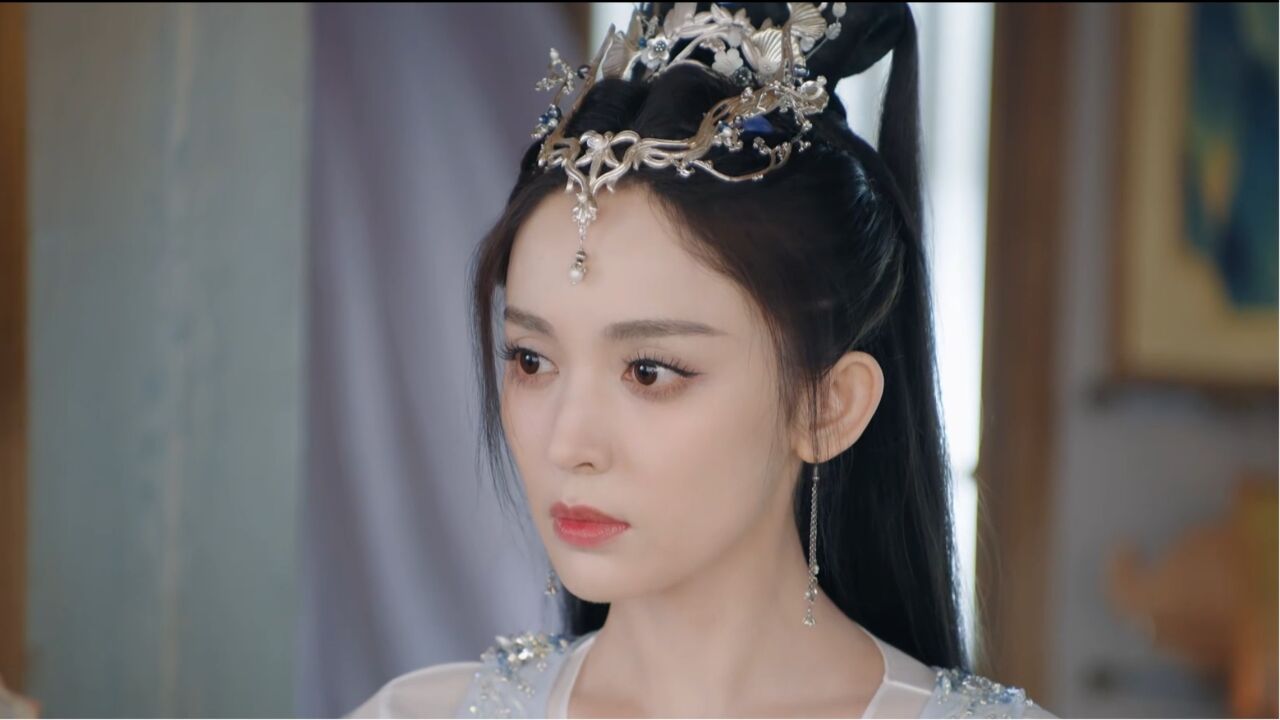 《雪鹰领主》余靖秋看起来比较高冷