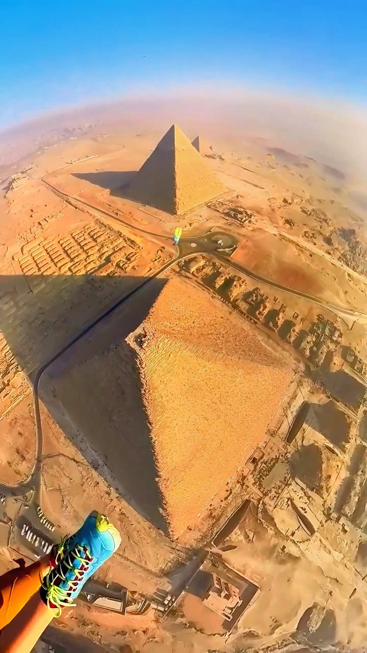 这金字塔的塔尖哪去了?我查了下资料,是无翼而飞了.