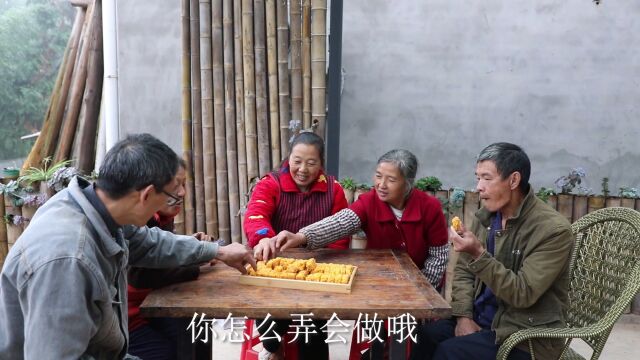 农村的美食,多半是出现在雨天.妈妈做的苕丝糖,看着就很香.这样的生活有没有勾起你小时候的回忆