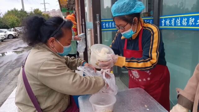 我认为雨花斋存在的意义在于开创了养老敬老的新模式 (1)