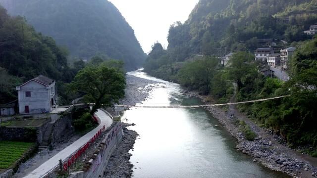 民族团结,幸福人家.从湖南屋脊壶瓶山一路下来,看望杨家坪村田家湾的陈妈妈,七十三岁了,身体硬朗,自己喂养了三头猪.