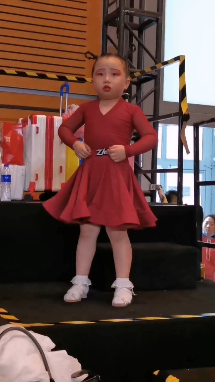 太喜欢这个小可爱啦,萌萌哒拉丁舞mini版辣目洋子跳国标舞蹈圈国标