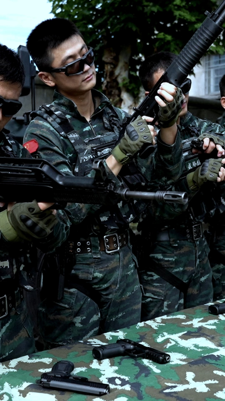 来自武警特战队员的压迫感