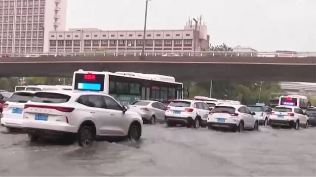 山西太原:降雨致部分路段积水,交通出行受影响