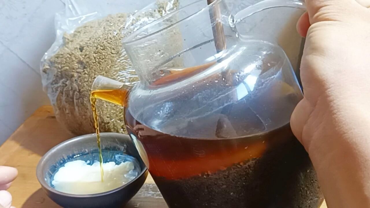 纯蜂胶如何泡酒怎么炮制蜂胶提纯度浓度蜂胶泡酒的功效与作用蜂胶泡酒