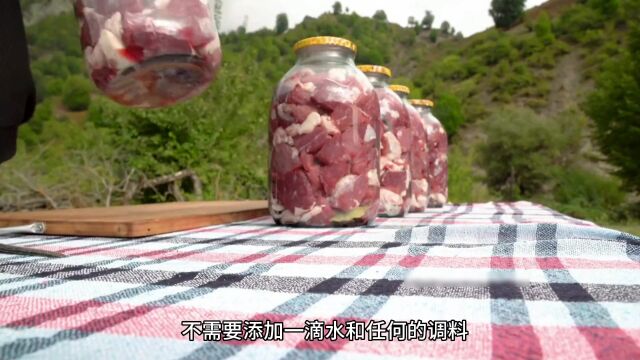 将新鲜的牛肉直接塞入玻璃罐子里烹饪