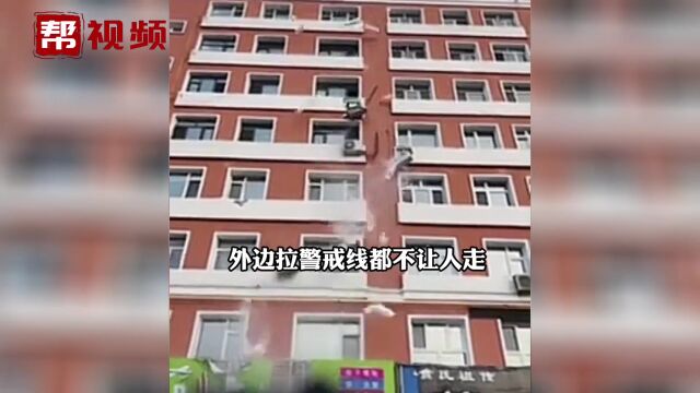 黑龙江一小区发生大面积落冰 空调外机、商铺牌匾均因此受损